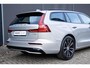 Volvo V60 T6 Plug-in hybrid AWD Plus Dark | Panoramadak | Verwarmbare Voorstoelen (met geheugen) | Stuurwiel en Achterbank | Semi-Elektrische Trekhaak | Verwarmbare Voorruit | Premium Audio by Harman Kardon | 360-Camera