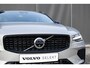 Volvo V60 T6 Plug-in hybrid AWD Plus Dark | Verwarmbare Voorstoelen (met geheugen) | Stuurwiel en Achterbank | Semi-Elektrische Trekhaak | Verwarmbare Voorruit | Premium Audio by Harman Kardon | 360-Camera