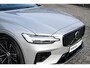 Volvo V60 T6 Plug-in hybrid AWD Plus Dark | Verwarmbare Voorstoelen (met geheugen) | Stuurwiel en Achterbank | Semi-Elektrische Trekhaak | Verwarmbare Voorruit | Premium Audio by Harman Kardon | 360-Camera