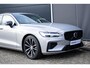 Volvo V60 T6 Plug-in hybrid AWD Plus Dark | Panoramadak | Verwarmbare Voorstoelen (met geheugen) | Stuurwiel en Achterbank | Semi-Elektrische Trekhaak | Verwarmbare Voorruit | Premium Audio by Harman Kardon | 360-Camera