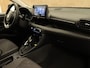 Toyota Yaris 1.5 Hybrid 115 Dynamic - DIRECT UIT VOORRAAD LEVERBAAR - KEYLESS ENTRY & START - STOEL EN STUUR VERWARMING - ADPATIVE CRUISE CONTROL - ACHTERUITRIJ CAMERA - DRAADLOZE TELEFOONLADER