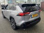 Toyota RAV4 2.5 Plug-in Hybrid AWD BI-TONE PLUS TREKHAAK 1500KG TREKGEW LEER STOELKOELING/VERWARMING PARK-SENSOREN 360-CAMERA 4S-BANDEN JBL-AUDIO HEAD-UP