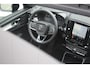 Volvo XC40 B4 Plus Black Edition 197PK | Visual Park Assist (incl. 360º view) | Schuif-/Kanteldak | Lichtmetalen Velgen 20"| Extra Getint Glas |  Nubuck/ Kunstlederen Bekleding | Apple Carplay/Android Auto | Premium Audio by Harman Kardon | Electronic Climate Controle