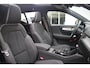 Volvo XC40 B4 Plus Black Edition 197PK Visual Park Assist (incl. 360º view) | Schuif-/Kanteldak | Lichtmetalen Velgen 20"| Extra Getint Glas | Nubuck/ Kunstlederen Bekleding | Apple Carplay/Android Auto | Premium Audio by Harman Kardon | Electronic Climate Controle