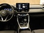 Toyota RAV4 2.5 Hybrid Style - ORIGINEEL NEDERLANDSE AUTO - BI-TONE - AFKOMSTIG VAN 1E EIGENAAR - NAVIGATIE -ELEKTRISCHE ACHTERKLEP - DRAADLOZE TELEFOONLADER -ELEKTRISCHE BESTUURDERSSTOEL - JBL AUDIO - CAMERA IN BINNENSPIEGEL - 360 GRADEN CAMERA - DODEHOEK DETECTIE - ALARM KLASSE 3 - BEARLOCK BEVEILIGING - THUISKOMER