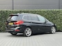BMW 2-Serie Gran Tourer 220d xDrive Sport 7-PERS, EURO 6, PANO, LEDER, NAVI, CRUISE, KEYLESS, CAMERA, CLIMATE CONTROL, STOELVERWARMING, ELEKTRISCHE KOFFERKLEP, LICHTMETAAL 18"