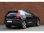 Volvo XC40 Recharge Twin Plus | Interieur voorverwarm installatie | 19 inch lichtmetalen velgen | Verwarmbaar stuurwiel | Verwarmbare voorstoelen | Semi-Elektrische trekhaak | Sfeerverlichting | Extra getint glas achter | Achteruitrijcamera