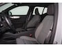 Volvo XC40 B4 Plus Dark - IntelliSafe Assist & Surround - Harman/Kardon audio - Parkeercamera achter - Verwarmde voorstoelen & stuur - Parkeersensoren voor & achter - Elektr. bedienb. voorstoelen met geheugen links - Draadloze tel. lader - Elektr. inklapbare trekhaak - 19' LMV