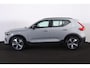 Volvo XC40 B4 Plus Dark - IntelliSafe Assist & Surround - Harman/Kardon audio - Parkeercamera achter - Verwarmde voorstoelen & stuur - Parkeersensoren voor & achter - Elektr. bedienb. voorstoelen met geheugen links - Draadloze tel. lader - Elektr. inklapbare trekhaak - 19' LMV