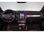 Volvo XC40 B4 Plus Dark - IntelliSafe Assist & Surround - Harman/Kardon audio - Parkeercamera achter - Verwarmde voorstoelen & stuur - Parkeersensoren voor & achter - Elektr. bedienb. voorstoelen met geheugen links - Draadloze tel. lader - Elektr. inklapbare trekhaak - 19' LMV