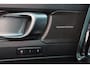 Volvo XC40 B4 Plus Dark - IntelliSafe Assist & Surround - Harman/Kardon audio - Parkeercamera achter - Verwarmde voorstoelen & stuur - Parkeersensoren voor & achter - Elektr. bedienb. voorstoelen met geheugen links - Draadloze tel. lader - Elektr. inklapbare trekhaak - 19' LMV