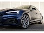 Audi A5 Sportback 40 TFSI 204pk s-tronic quattro Advanced | Nieuw 82k | Panoramadak | Trekhaak | Head Up | Standkachel | Tour pakket | Matrix | Elektr. stoelen | Leder-alcantara | 19" LM velgen | Optiek zwart plus | Camera | Stuurverwarming