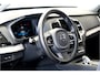 Volvo XC90 2.0 T8 AWD 335kW/455pk Aut8 Recharge Long Range Ultimate Bright LUCHTVERING + PANORAMADAK + HARMAN/KARDON + STOELVERWARMING V&A + STUURVERWARMING + STOELVENTILATIE + ADAPT.CRUISE + BLIS + GOOGLE DASH&SERVICES + 360 CAMERA + PARKSENSOREN + 21" LM-VELGEN!!