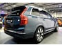 Volvo XC90 2.0 T8 AWD 335kW/455pk Aut8 Recharge Long Range Ultimate Bright LUCHTVERING + PANORAMADAK + HARMAN/KARDON + STOELVERWARMING V&A + STUURVERWARMING + STOELVENTILATIE + ADAPT.CRUISE + BLIS + GOOGLE DASH&SERVICES + 360 CAMERA + PARKSENSOREN + 21" LM-VELGEN!!
