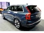 Volvo XC90 2.0 T8 AWD 335kW/455pk Aut8 Recharge Long Range Ultimate Bright LUCHTVERING + PANORAMADAK + HARMAN/KARDON + STOELVERWARMING V&A + STUURVERWARMING + STOELVENTILATIE + ADAPT.CRUISE + BLIS + GOOGLE DASH&SERVICES + 360 CAMERA + PARKSENSOREN + 21" LM-VELGEN!!