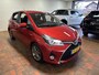 Toyota Yaris 1.5 Hybrid Dynamic rood metallic / rijklaar met garantie / trekhaak / lichtmetalen velgen / december 2015 / zeer goed onderhouden, zie foto's