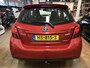 Toyota Yaris 1.5 Hybrid Dynamic rood metallic / rijklaar met garantie / trekhaak / lichtmetalen velgen / december 2015 / zeer goed onderhouden, zie foto's