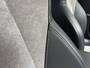 Peugeot e-2008 EV GT Pack 50 kWh | Navigatie | Stoelverwarming | Alcantara interieur | Apple en Android | Two tone lak
