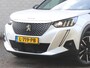 Peugeot e-2008 EV GT Pack 50 kWh | Accustaat 93% | Navigatie | Stoelverwarming | Alcantara interieur | Apple en Android | Two tone lak