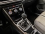 Volkswagen T-Roc 1.0 TSI Sport (STOELVERWARMING, TREKHAAK, GETINT GLAS, SPORTSTOELEN, PARKEERSENSOREN, ARMSTEUN, BLUETOOTH, NIEUWSTAAT)