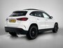 Mercedes-Benz GLA 250 e AMG Plug-In Hybride AMG Line | Night Pakket | Trekhaak | Panorama Schuif Kanteldak | 20 Inch AMG Velgen | Dodehoek Assist | Stuur en Stoelverwarming. Inclusief 24 maanden MB Certified garantie voor Europa.