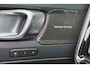 Volvo XC40 Recharge Twin Ultimate 78 kWh - Panorama/schuifdak - IntelliSafe Assist & Surround - 360º Camera - Harman/Kardon audio - Verwarmde voorstoelen & stuur - Parkeersensoren voor & achter - Elektr. bedienb. voorstoelen met geheugen links - Draadloze tel. lader - Warmtepomp - Extra getint glas - Elektr. inklapbare trekhaak - 19' LMV