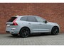 Volvo XC60 T6 Plug-in hybrid AWD Plus Black Edition | Luchtvering | 360 graden camera | Head-up display | Stoelverwarming/verkoeling voor | Panoramisch dak met schuif-/kantel functie | Harman Kardon geluidsinstallatie | Elektrisch verstelbare stoelen voor/achter | 21'' Lichtmetalen velgen | Verwarmbaar stuurwiel |