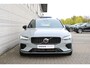 Volvo V60 2.0 T6 Plug-in hybrid AWD Plus Dark | Trekhaak | Open Grid Textiel | Visual Park Assist | Premium Audio by Harman Kardon | Preconditioning | Keyless | Google Maps | Google Assistant | Verwarmbare voorruit | 18" | Elektrische achterklep | Elektrisch verstelbare voorstoelen | Stoelverwarming voor en achter | Adaptieve Cruise Control | Pilot Assist | Blis