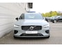 Volvo V60 2.0 T6 Plug-in hybrid AWD Plus Dark | Trekhaak | Open Grid Textiel | Visual Park Assist | Premium Audio by Harman Kardon | Preconditioning | Keyless | Google Maps | Google Assistant | Verwarmbare voorruit | 18" | Elektrische achterklep | Elektrisch verstelbare voorstoelen | Stoelverwarming voor en achter | Adaptieve Cruise Control | Pilot Assist | Blis