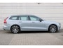 Volvo V60 2.0 T6 Plug-in hybrid AWD Plus Dark | Trekhaak | Open Grid Textiel | Visual Park Assist | Premium Audio by Harman Kardon | Preconditioning | Keyless | Google Maps | Google Assistant | Verwarmbare voorruit | 18" | Elektrische achterklep | Elektrisch verstelbare voorstoelen | Stoelverwarming voor en achter | Adaptieve Cruise Control | Pilot Assist | Blis