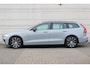 Volvo V60 2.0 T6 Plug-in hybrid AWD Plus Dark | Trekhaak | Open Grid Textiel | Visual Park Assist | Premium Audio by Harman Kardon | Preconditioning | Keyless | Google Maps | Google Assistant | Verwarmbare voorruit | 18" | Elektrische achterklep | Elektrisch verstelbare voorstoelen | Stoelverwarming voor en achter | Adaptieve Cruise Control | Pilot Assist | Blis