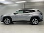Hyundai Tucson 1.6 T-GDI PHEV Premium Sky 4WD / Trekhaak Afneembaar 1350 KG / Panoramisch Schuif/Kanteldak / Navigatie / 360 Graden Camera / Lederen Bekleding / Stoel- en Stuurverwarming / Stoelventilatie /