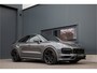 Porsche Cayenne Coupé 3.0 E-Hybrid Techart Bodykit | NL Auto | Full Option | ACC | 360 Cam | Alcantara | Achterasbesturing | Head Up | Ambiance | Carbon | Techart 22"| Bose | Sportuitlaat | Ventilatie | Memory | Head Up | E.TH 3500KG | Sportdesign | Carbon | Softclose | PDLS+ | Lane & Side Assist | Sport Chrono | Apple & Android Carplay |