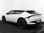Kia EV6 Light Edition 63 kWh - Navigatie - Adaptive cruise control - Stoel/stuur verwarming - Apple Carplay/Android Auto - Climate Control - Achteruitrij camera - Fabrieksgarantie tot 04-2032