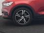 Volvo XC40 T5 Recharge R-Design Plug In Hybrid 262pk Dealer O.H PHEV | Panodak | Camera | Harman & Kardon | Alcantara Sportstoelen Memory & Verwarmd | Apple Carplay | Blis | Adaptive LED | Navigatie | Virtual | DAB |