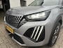 Peugeot 2008 1.2 Hybrid 145 PK GT Automaat | Navigatie | Keyless Entry | Full LED Verlichting | Parkeercamera | Adaptieve Cruise Control | Climate Control | Parkeersensoren | 17" Lichtmetalen Velgen | Hoge Zitpositie | Zwart Dak |