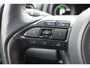Toyota Yaris 1.5 HYBRID EXECUTIVE APPLE/ANDROID KEYLESS P-SENSOREN STOEL/STUURVERWARM HEAD-UP HALF-LEDER