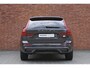 Volvo XC60 T6 Automaat Plug-in hybrid AWD Plus Dark | Premium audio by Harman Kardon | Trekhaak Semi-Elektrisch | Panoramadak met Schuif-/Kantelfunctie| Elektrisch Bedienbare Voorstoelen met Geheugenfunctie | Adaptieve Cruise Control | Pilot Assist | Blind Spot| "Fish-Eye" 360 Graden Camera | Stoel- en Stuurwiel-verwarming | Alarmklasse 3 |