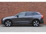 Volvo XC60 T6 Automaat Plug-in hybrid AWD Plus Dark | Harman/Kardon Audiosysteem | Trekhaak Semi-Elektrisch | Panoramisch Schuif-/Kantel-dak | Elektrisch Bedienbare Voorstoelen met Geheugenfunctie | Adaptieve Cruise Control | Pilot Assist | Blind Spot| "Fish-Eye" 360 Graden Camera | Pre-Conditionering | Stoel- en Stuurwiel-verwarming | Alarmklasse 3 |