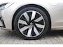 Volvo V90 T6 350PK Plug-in hybrid AWD Ultra Dark | Adaptieve Cruise Control met Pilot Assist | Verwarmde Stoelen Voor&Achter | Verwarmbaar Stuurwiel | Panoramisch Schuif-/kanteldak | Gelamineerde zijruiten en achterruit | Harman Kardon | Head-Up Display | Semi- Elektrische Trekhaak | 360º Camera | All-Seasonbanden | Blind Spot Information System | Verwarmbare achterbank | 19" Lichtmetalen wielen