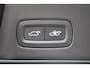 Volvo V90 T6 350PK Plug-in hybrid AWD Ultra Dark | Adaptieve Cruise Control met Pilot Assist | Verwarmde Stoelen Voor&Achter | Verwarmbaar Stuurwiel | Panoramisch Schuif-/kanteldak | Gelamineerde zijruiten en achterruit | Harman Kardon | Head-Up Display | Semi- Elektrische Trekhaak | 360º Camera | All-Seasonbanden | Blind Spot Information System | Verwarmbare achterbank | 19" Lichtmetalen wielen