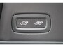 Volvo V90 T6 350PK Plug-in hybrid AWD Ultra Dark | Adaptieve Cruise Control met Pilot Assist | Verwarmde Stoelen Voor&Achter | Verwarmbaar Stuurwiel | Panoramisch Schuif-/kanteldak | Gelamineerde zijruiten en achterruit | Harman Kardon | Head-Up Display | Semi- Elektrische Trekhaak | 360º Camera | All-Seasonbanden | Blind Spot Information System | Verwarmbare achterbank | 19" Lichtmetalen wielen
