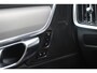 Volvo V90 T6 350PK Plug-in hybrid AWD Ultra Dark | Adaptieve Cruise Control met Pilot Assist | Verwarmde Stoelen Voor&Achter | Verwarmbaar Stuurwiel | Panoramisch Schuif-/kanteldak | Gelamineerde zijruiten en achterruit | Harman Kardon | Head-Up Display | Semi- Elektrische Trekhaak | 360º Camera | All-Seasonbanden | Blind Spot Information System | Verwarmbare achterbank | 19" Lichtmetalen wielen