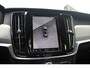 Volvo V90 T6 350PK Plug-in hybrid AWD Ultra Dark | Adaptieve Cruise Control met Pilot Assist | Verwarmde Stoelen Voor&Achter | Verwarmbaar Stuurwiel | Panoramisch Schuif-/kanteldak | Gelamineerde zijruiten en achterruit | Harman Kardon | Head-Up Display | Semi- Elektrische Trekhaak | 360º Camera | All-Seasonbanden | Blind Spot Information System | Verwarmbare achterbank | 19" Lichtmetalen wielen
