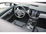 Volvo V90 T6 350PK Plug-in hybrid AWD Ultra Dark | Adaptieve Cruise Control met Pilot Assist | Verwarmde Stoelen Voor&Achter | Verwarmbaar Stuurwiel | Panoramisch Schuif-/kanteldak | Gelamineerde zijruiten en achterruit | Harman Kardon | Head-Up Display | Semi- Elektrische Trekhaak | 360º Camera | All-Seasonbanden | Blind Spot Information System | Verwarmbare achterbank | 19" Lichtmetalen wielen