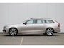 Volvo V90 T6 350PK Plug-in hybrid AWD Ultra Dark | Adaptieve Cruise Control met Pilot Assist | Verwarmde Stoelen Voor&Achter | Verwarmbaar Stuurwiel | Panoramisch Schuif-/kanteldak | Gelamineerde zijruiten en achterruit | Harman Kardon | Head-Up Display | Semi- Elektrische Trekhaak | 360º Camera | All-Seasonbanden | Blind Spot Information System | Verwarmbare achterbank | 19" Lichtmetalen wielen