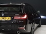 BMW 3-Serie Touring 330i High Executive NW TYPE [APPLE CARPLAY, PDC V+A, CRUISE CONTROL, HARMAN/KARDON, STOELVERWARMING, AUTOMATISCHE ACHTERKLEP, AUTOMATISCHE AIRCO, NIEUWSTAAT]