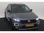 Volkswagen T-Roc 1.5 TSI Sport / AUTOMAAT/ PANO/ BLACK STYLE/ BEATS AUDIO/ CAMERA/ PARK. SENSOREN/ STOELVERWARM./ LED/ DIGITAL DASHBOARD/ ELEK. ACHTERKLEP/ NAVI/ CLIMA/ 19" LMV