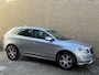 Volvo XC60 2.0 T5 FWD Summum | Leder | Trekhaak | Camera | Navigatie | Cruise control | Bi-Xenon | Elektrische achterklep | Stoelverwarming | Elektrisch verstelbare stoel met memory | Volledig onderhouden