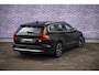 Volvo V60 2.0 T6 Plug-in hybrid AWD Plus Bright | Adaptieve Cruise Control | Trekhaak | Harman & Kardon | Stoel + stuurverwarming |